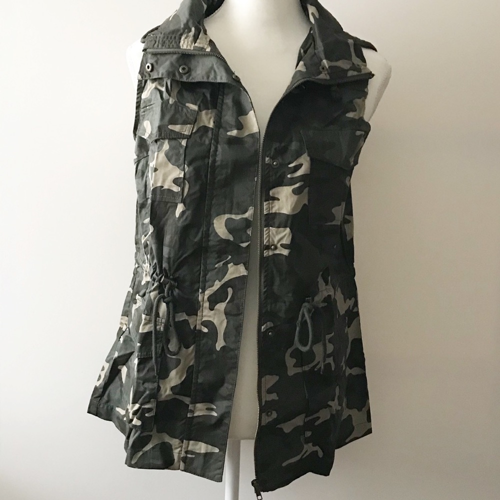 Camouflage Hooded Utility Vest - Picture 6 of 6